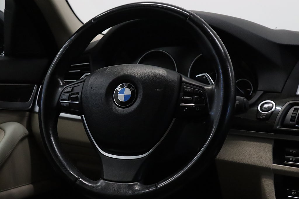 BMW 520d xDrive Luxury Line Värmare HiFi Navi Bkamera Drag 190hk