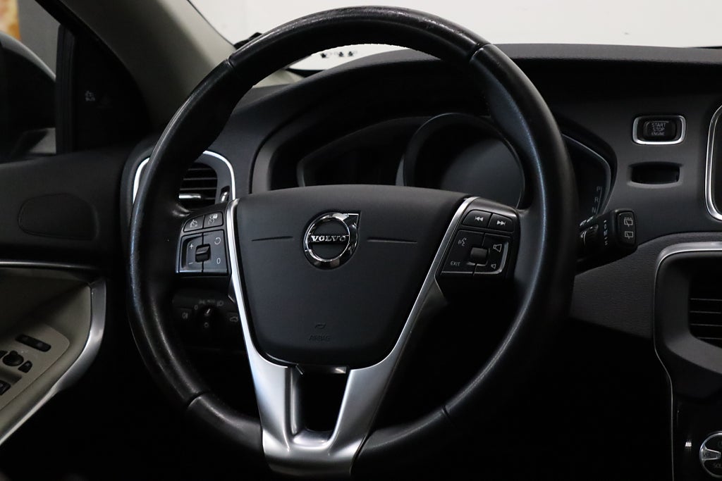 Volvo V40 Cross Country D3 Momentum VOC Pano Värmare B-kamera Navi Drag 150hk