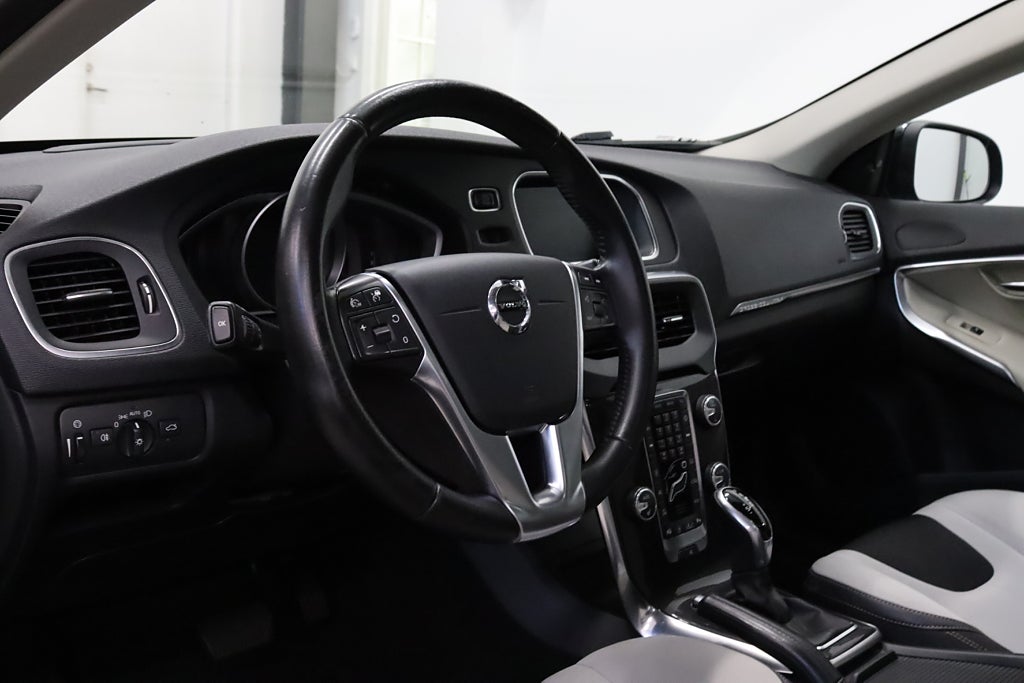 Volvo V40 Cross Country D3 Momentum VOC Pano Värmare B-kamera Navi Drag 150hk