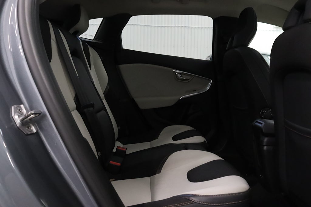 Volvo V40 Cross Country D3 Momentum VOC Pano Värmare B-kamera Navi Drag 150hk