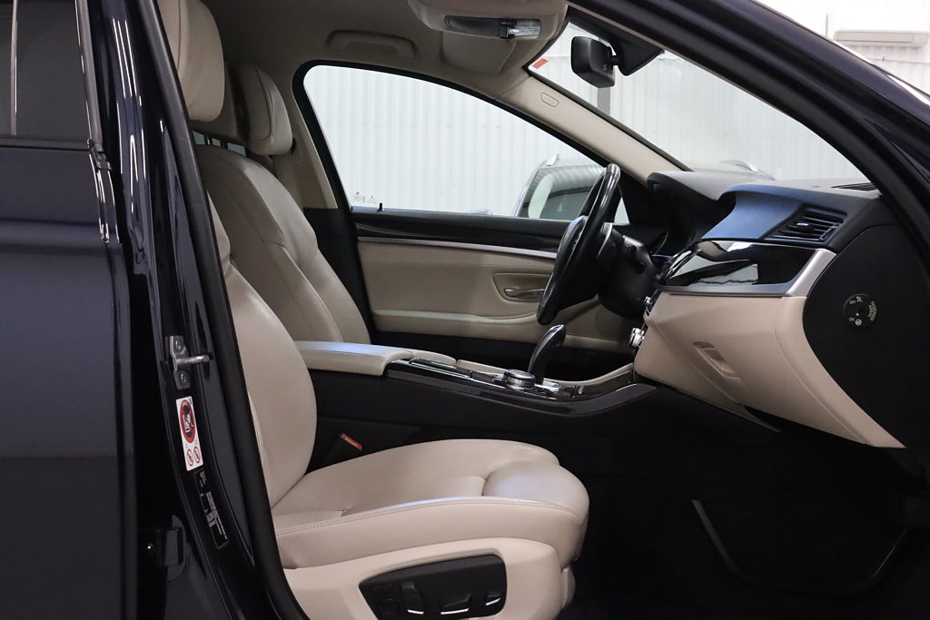 BMW 520d xDrive Luxury Line Värmare HiFi Navi Bkamera Drag 190hk