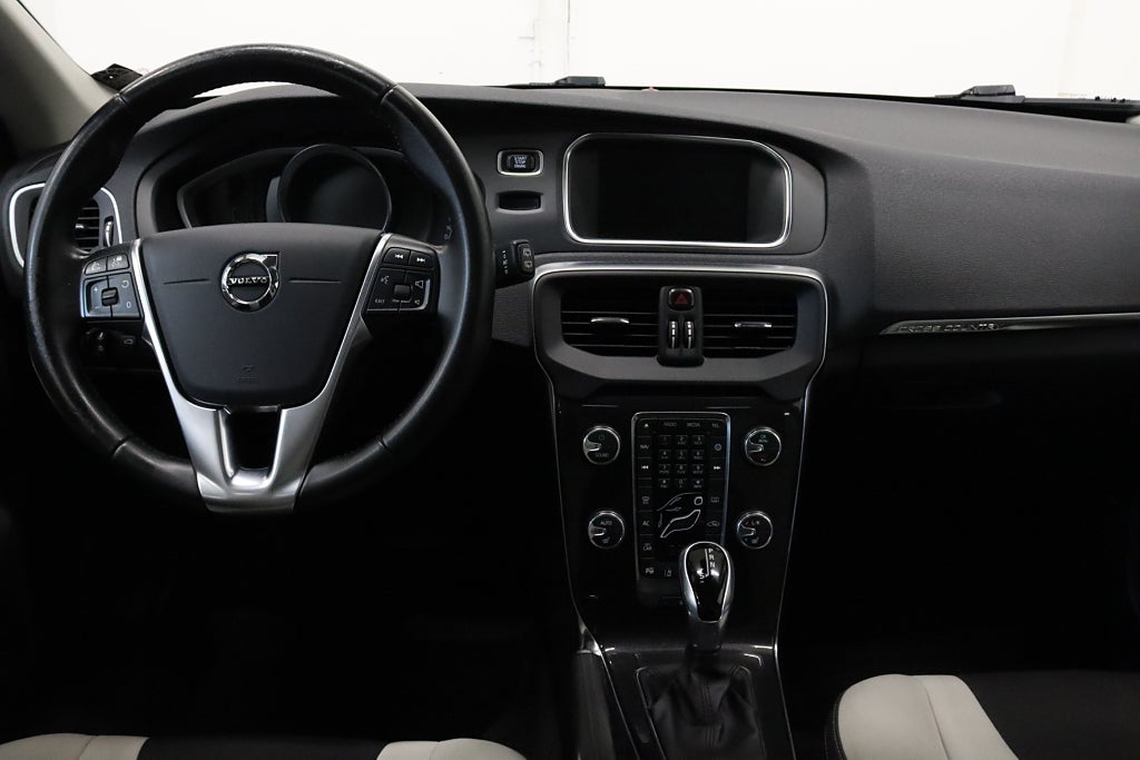 Volvo V40 Cross Country D3 Momentum VOC Pano Värmare B-kamera Navi Drag 150hk