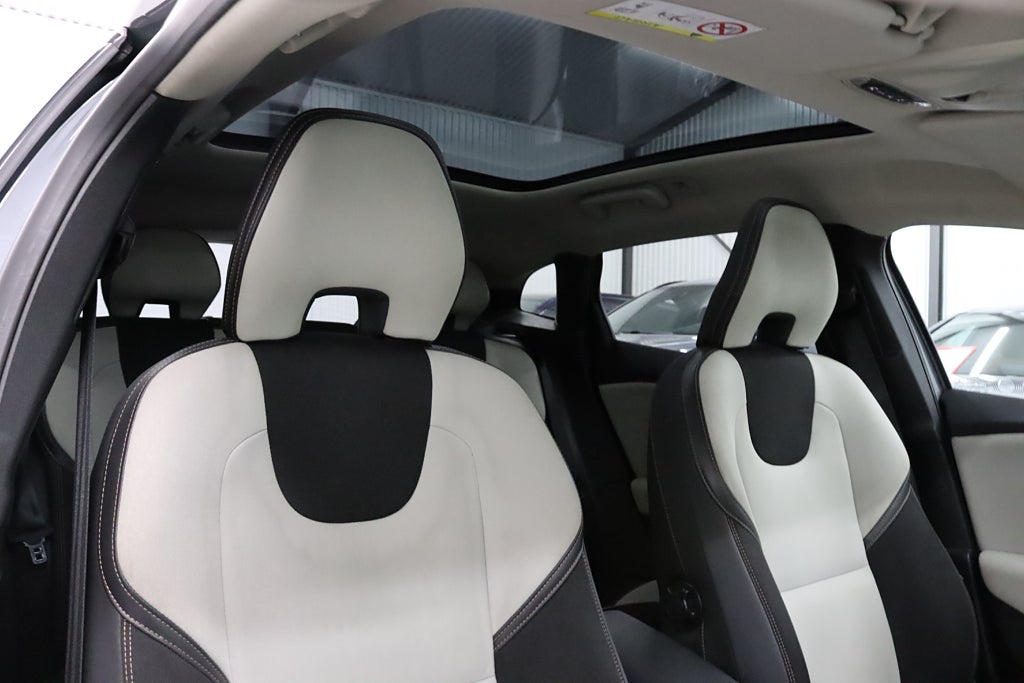 Volvo V40 Cross Country D3 Momentum VOC Pano Värmare B-kamera Navi Drag 150hk