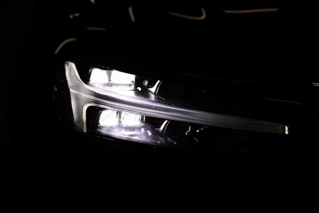 Volvo XC60 T6 AWD Ultimate Dark Pano Luftf Massage 360° H/K Drag