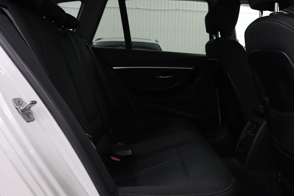 BMW 320D xDrive Sport line M&K Värmare Drag LED PDC EU6 190hk
