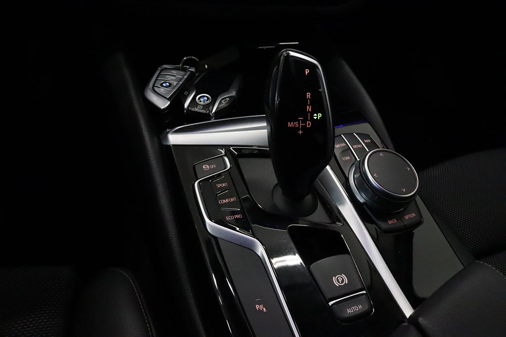 BMW 520d xDrive D-värmare M-Ratt Bkamera HiFi Cockpit Drag 190hk