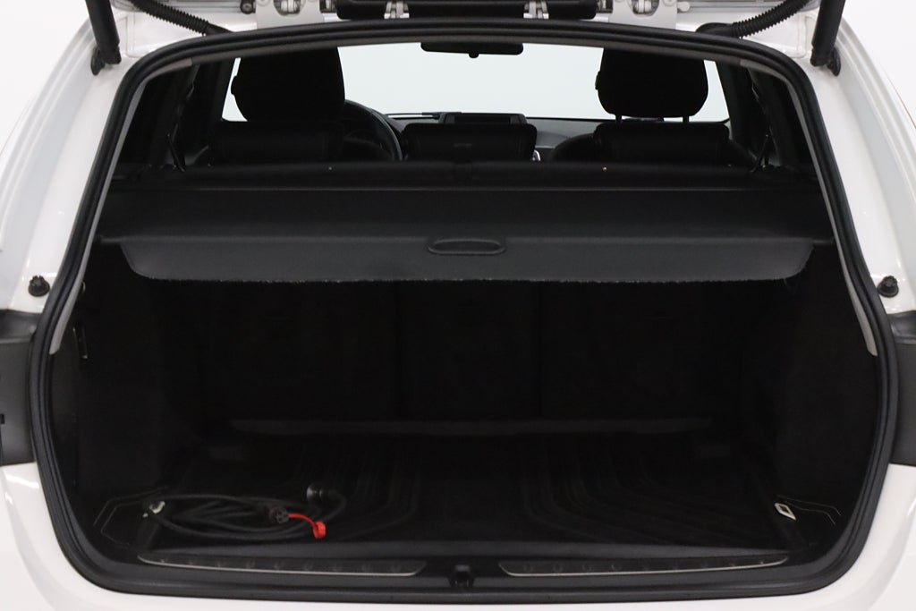 BMW 320D xDrive Sport line M&K Värmare Drag LED PDC EU6 190hk