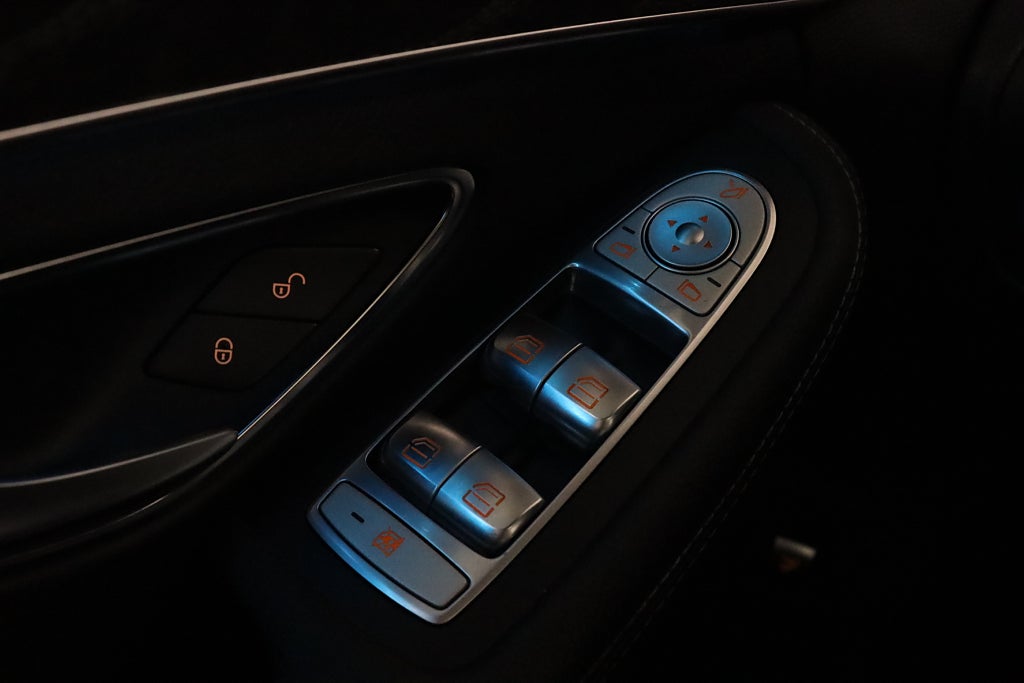 Mercedes-Benz C 200 AMG Panorama B-kamera Skinn Keyless V-hjul 184hk
