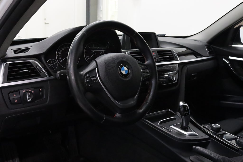 BMW 320D xDrive Sport line M&K Värmare Drag LED PDC EU6 190hk