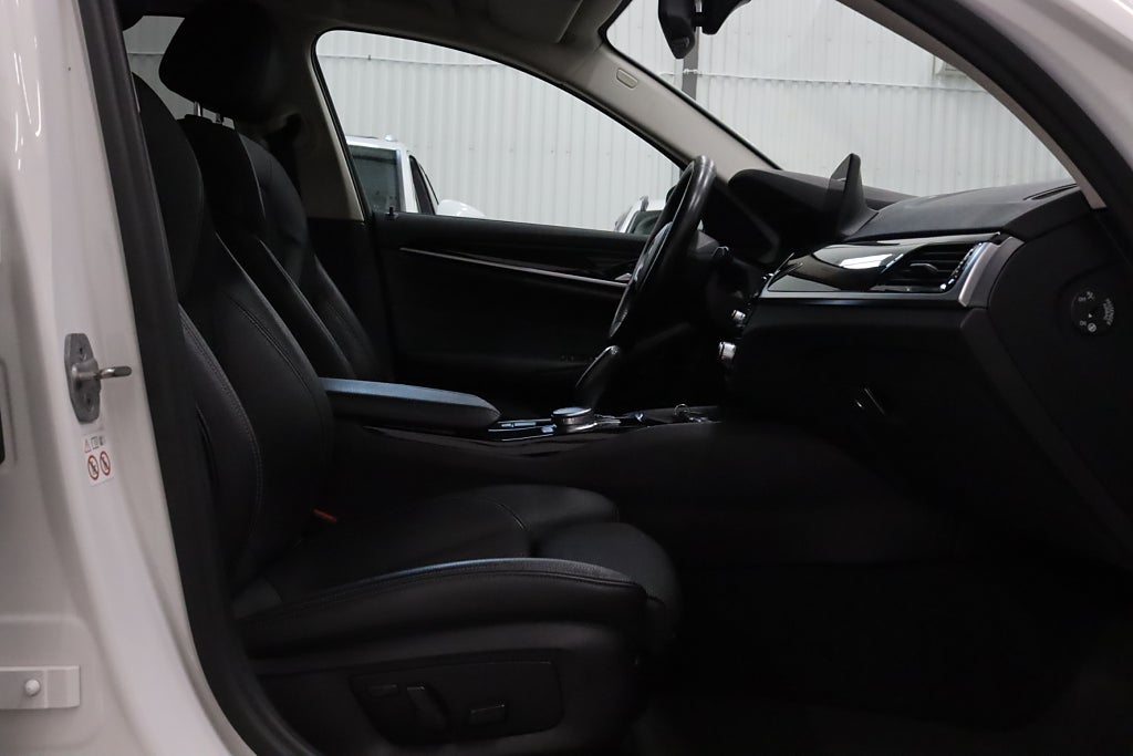 BMW 520d xDrive D-värmare M-Ratt Bkamera HiFi Cockpit Drag 190hk